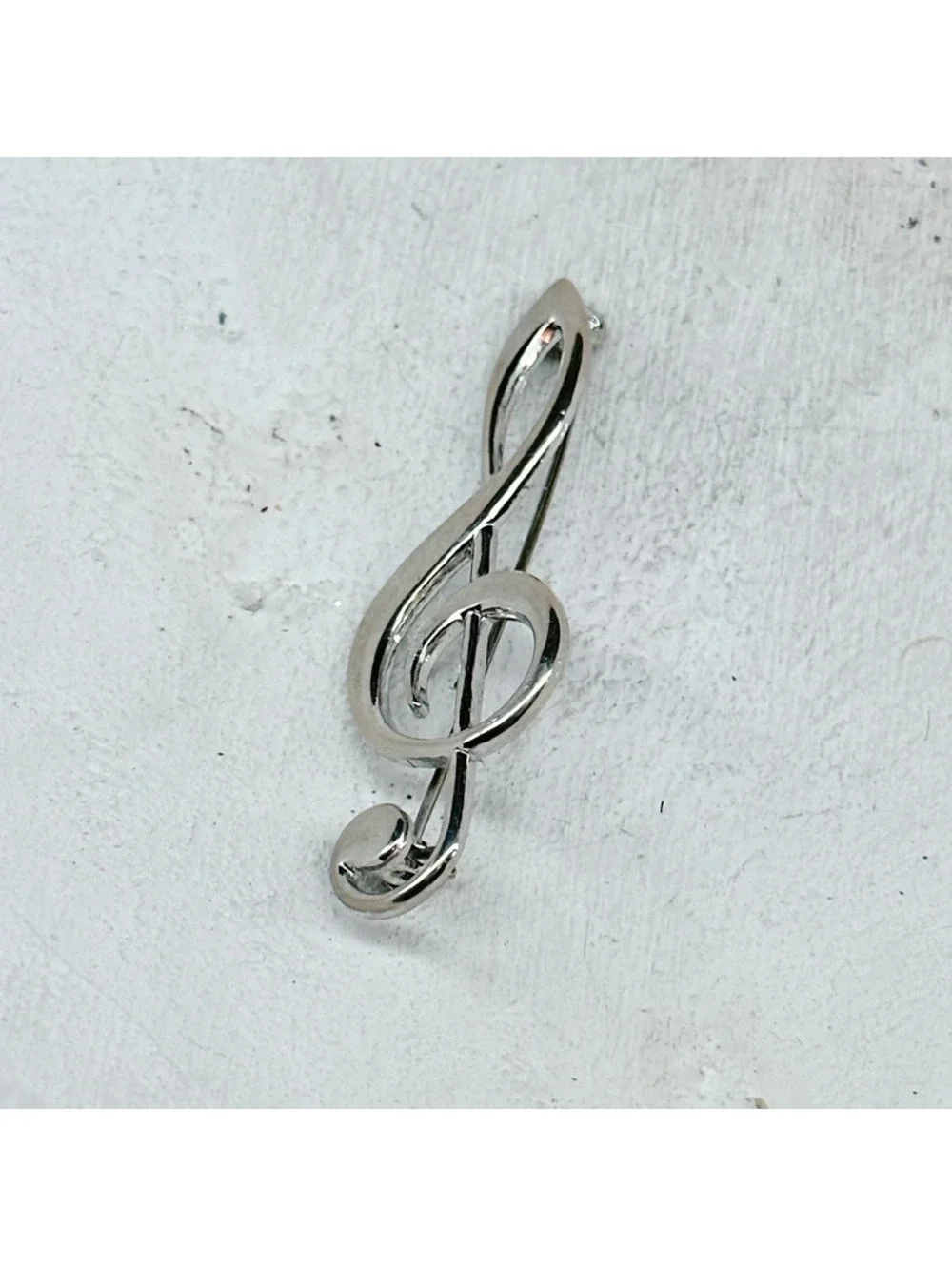 381u. Silvertone Treble Clef Music Brooch